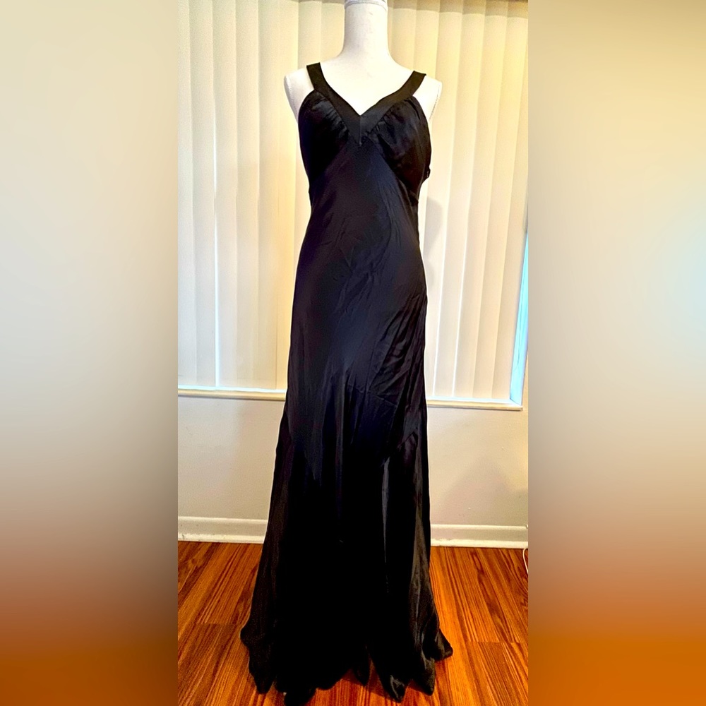 Vintage Gorgeous Adrianna Papell Boutique silk v neck sleeveless gown 🖤